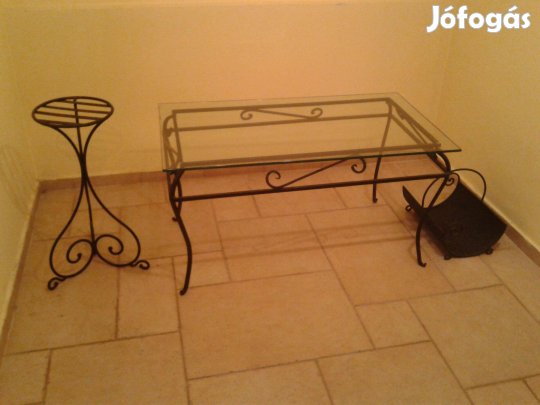Kovácsoltvas dohányzó asztal