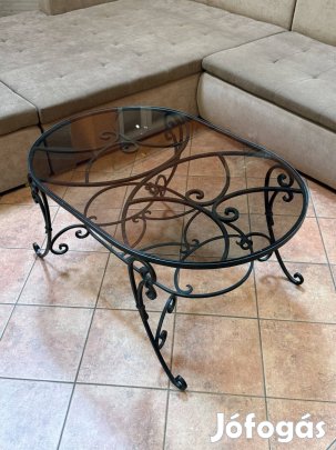 Kovácsoltvas dohányzóasztal üveglappal