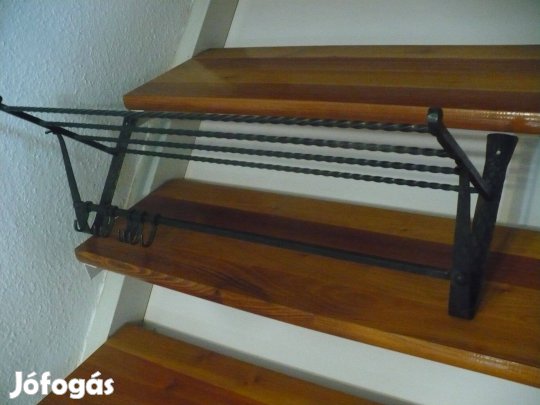 Kovácsoltvas fali fogas