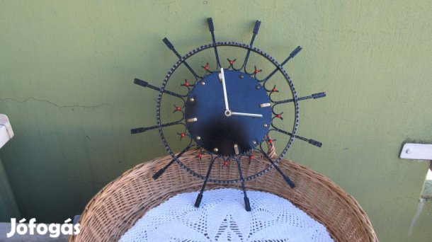 Kovácsoltvas falióra -Működik