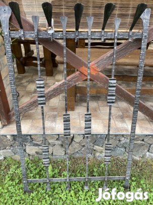 Kovácsoltvas fogas, előszobafal