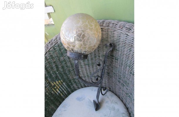 Kovácsoltvas gömb üvegbúrás falilámpa