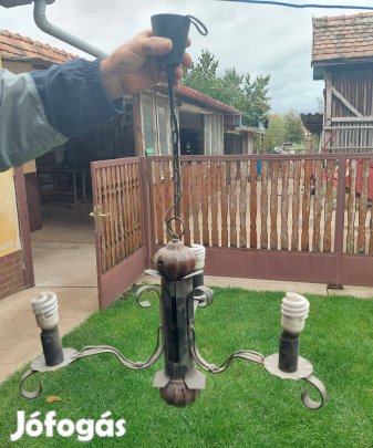 Kovácsoltvas jellegü csillár