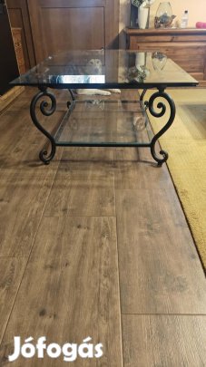 Kovácsoltvas jellegű dohányzóasztal