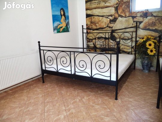 Kovácsoltvas jellegű franciaágy 160x200