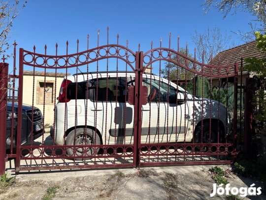 Kovácsoltvas jellegű kapu