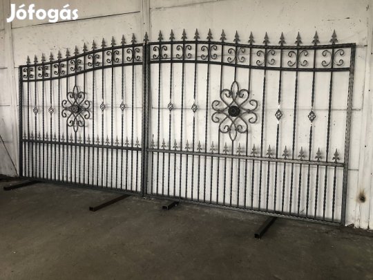 Kovácsoltvas jellegű kapu