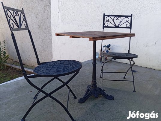 Kovácsoltvas jellegű kerti garnitúra