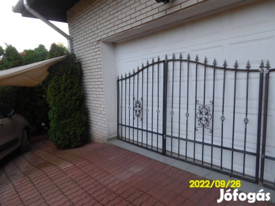 Kovácsoltvas jellegű kétszárnyú kapu eladó
