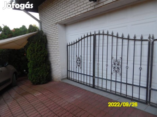 Kovácsoltvas jellegű kétszárnyú kapu eladó