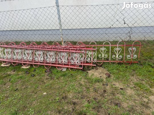 Kovácsoltvas jellegű kiskert virág kerítés Kecskemét 18méter
