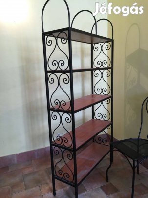 Kovácsoltvas székek és polc