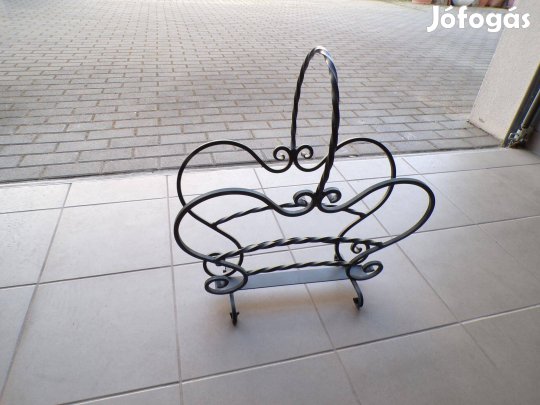 Kovácsoltvas újságtartó