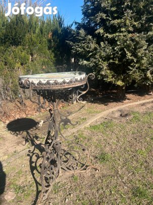 Kovácsoltvas virágtartó