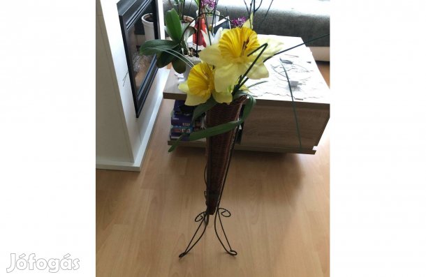 Kovácsoltvas virágtartó 75 cm magas disz virággal