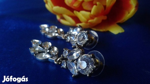 Kövekkel díszített fülbevaló 