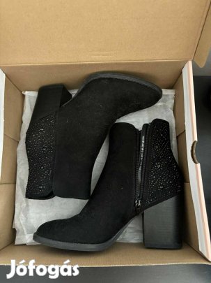 Köves magassarkú csizma