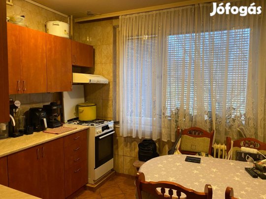 Középszer utcán 2+fél szobás lakás eladó