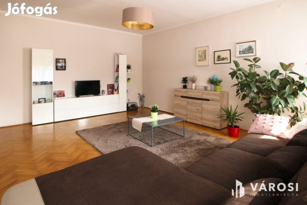 Közkedvelt utcában ikerház eladó!