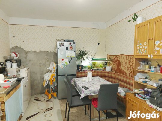Központ közeli, 3 szobás családi ház eladó Bölcskén!