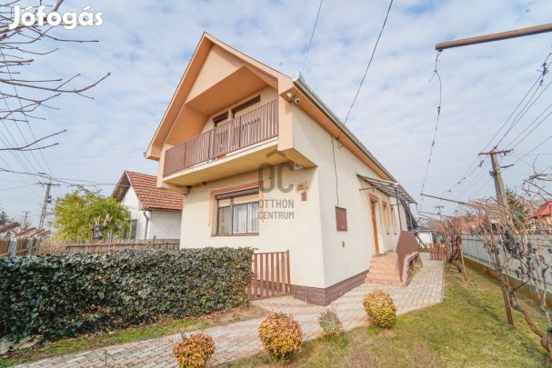 Központ közeli elhelyezkedéssel, igényes családi ház várja új lakóit!