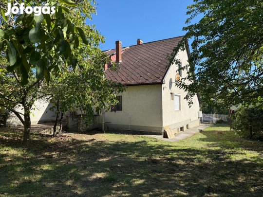 Központban Tégla építésű nappali+4 szobás családiház klassz kerttel!