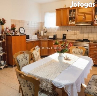 Központhoz közel,csendes utcában, kétgenerációs családi ház