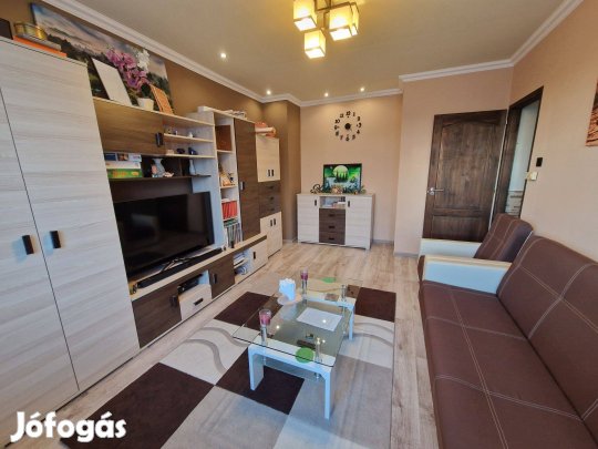 Központi elhelyezkedés, azonnal költözhető otthon Tatán!