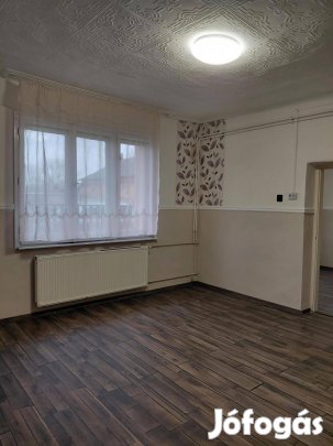 Központi helyen 2 szobás családi ház eladó!
