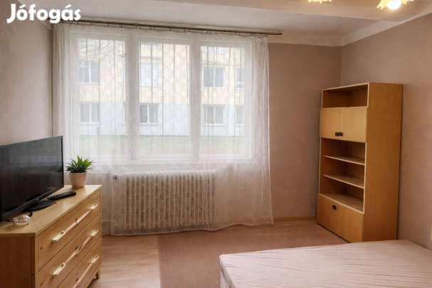 Központi helyen, parkos környezetben !