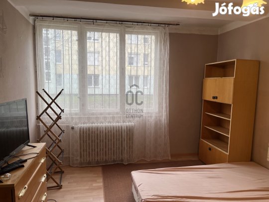 Központi helyen, zöldre néző ablakokkal !