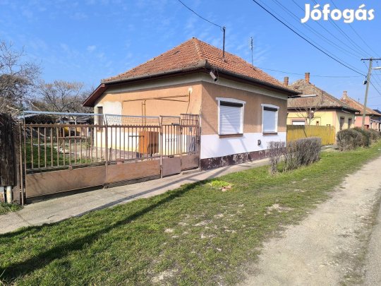 Központi helyen eladó 