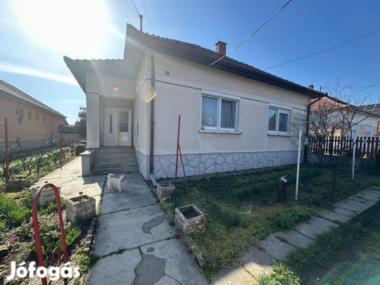 Közponz közeli jó adottságú kádárkocka Eladó Békéscsabán