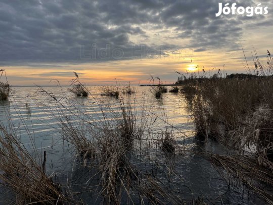 Közvetlen VÍZPARTI telekrész, stég használattal eladó BALATONAKALIBAN!