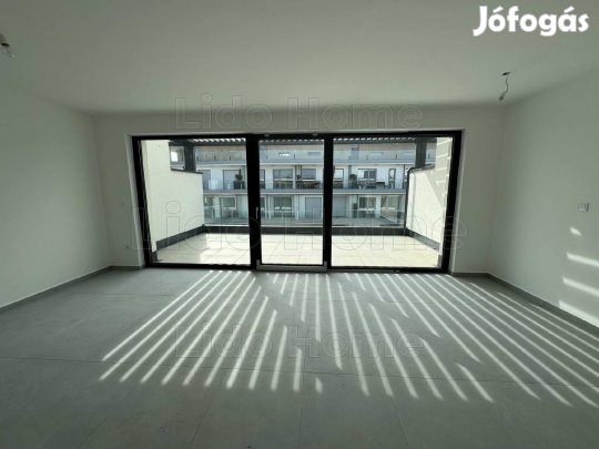 Közvetlen vízparti, új építésű lakás eladó