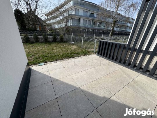 Közvetlen vízparti, új építésű lakás eladó