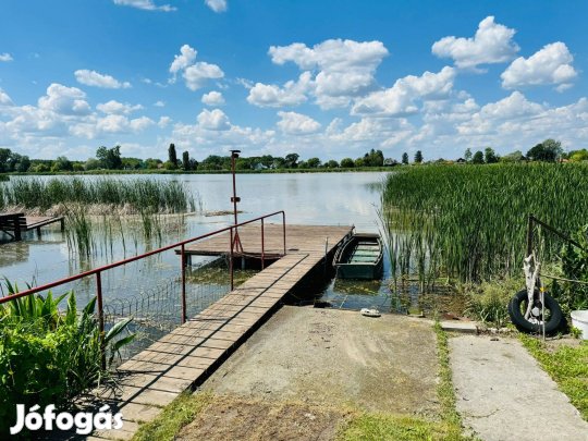 Közvetlen vízparti családi ház Áporkán most jelentős árengedménnyel!!!
