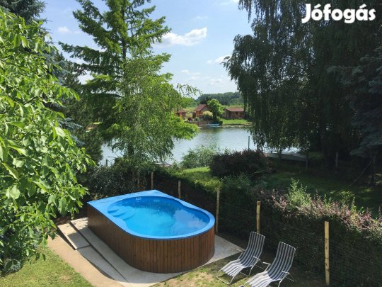 Közvetlen vízparti nyaraló kiadó szabadtéri medencével a körösparton