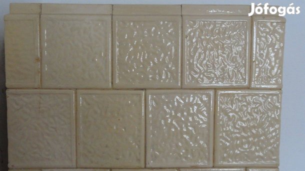 Krémszínű Nagyméretű Cserépkályha jó állapotban eladó Abonyban!