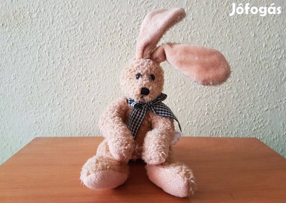 Krémszínű ülő plüss nyuszi masnival