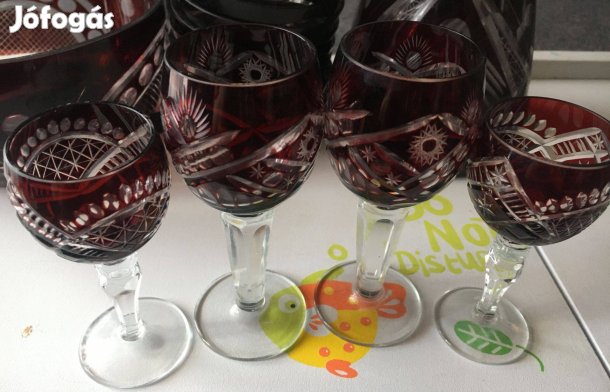 Kristály palack és likőrös poharak