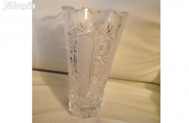 Kristály váza hullámos peremmel