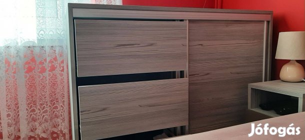 Kristályokkal díszített franciaágy, szekrénnyel