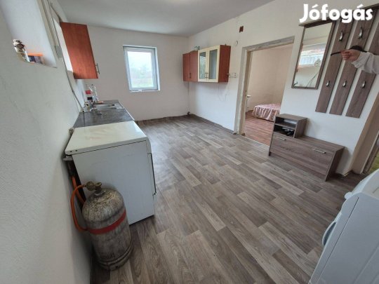 Kübekháza központjában, előkertes, 50 m2-es (bővíthető) jó állapotú há