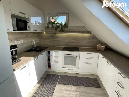 Kuckó a város felett: 66 nm-es, erkélyes tetőtéri ékszerdoboz Zuglóban