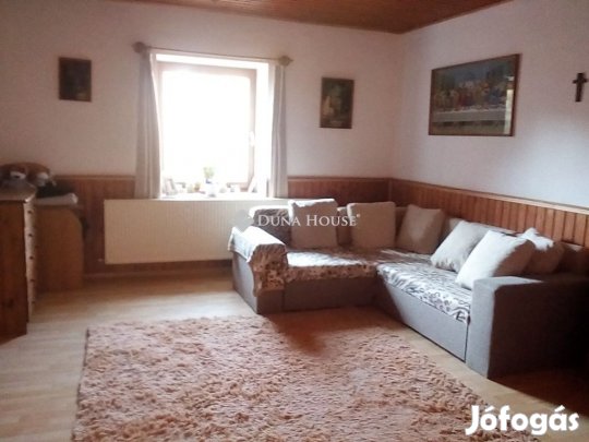 Kulcs, Arany János u.-ban 2 szintes napelemes családiház