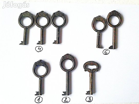 Kulcs bútorzárhoz. Bronz patinás, antik kialakítás, számozott, üreges