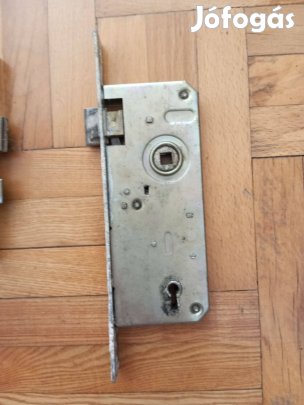 Kulcsos bevésőzár (2)