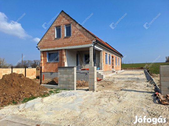 Kulcsrakész komfort, kompromisszumok nélkül Zsirán