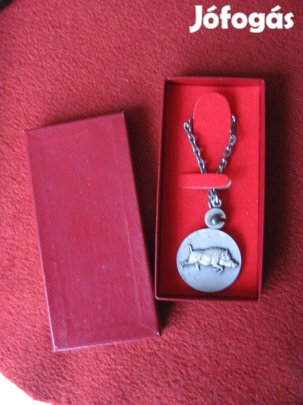 Kulcstartó dobozban, tallér